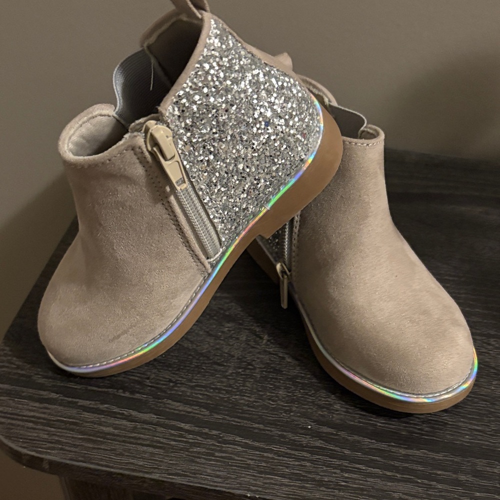 **NWOT Harper Canyon Tan and Silver Kids Boots